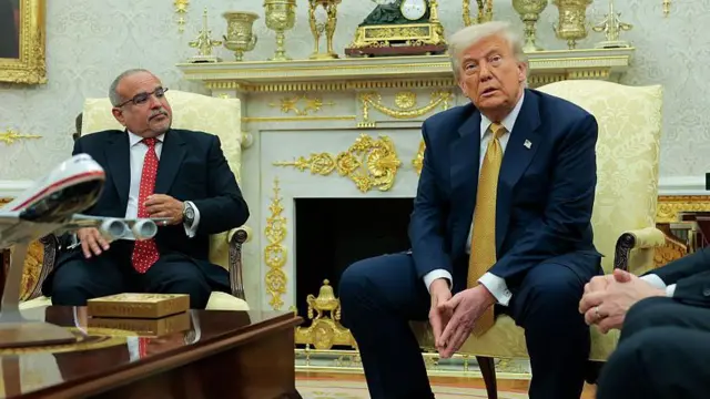 El príncipe heredero de Baréin, Salman bin Hamad Al Khalifa (izq.), observa al presidente Donald Trump hablar con periodistas durante una reunión en la Oficina Oval de la Casa Blanca el 16 de julio de 2025.