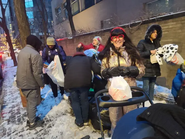 Aleah Arundale con migrantes