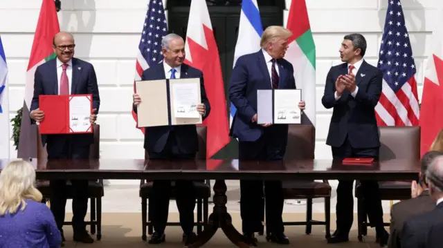 من اليسار إلى اليمين: وزير الخارجية البحريني عبد اللطيف بن راشد الزياني، ورئيس الوزراء الإسرائيلي بنيامين نتنياهو والرئيس الأمريكي السابق دونالد ترامب ووزير الخارجية الإماراتي عبد الله بن زايد