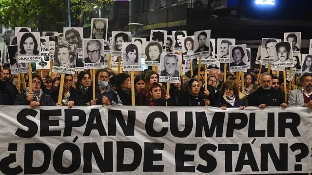 Cientos de personas marchan con carteles con imágenes de los desaparecidos en Uruguay. Al frente llevan una pancarta que dice "Sepan Cumplir. ¿Dónde están?"