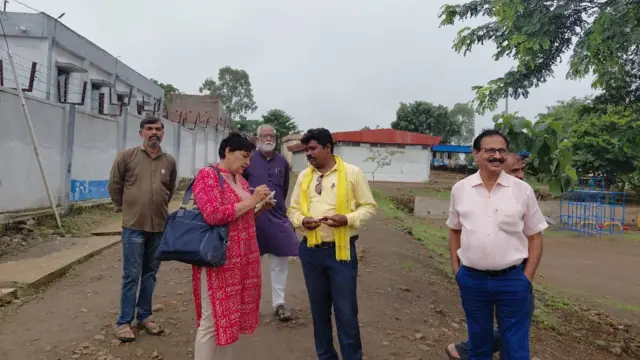 अंधश्रद्धा निर्मूलन समितीचे कार्यकर्ते परिसरात काम करत आहेत 