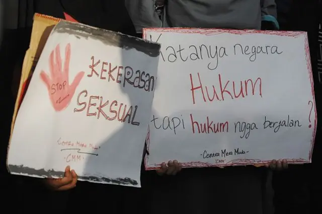 Komite Aksi Perempuan selama protes terhadap kekerasan seksual di Indonesia, dengan slogan Save Our Sisters, di Jakarta, Indonesia, pada 4 Mei 2016.