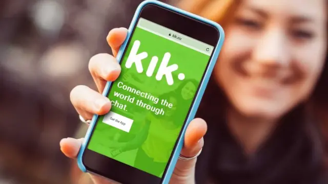 Joven mostrando la app Kik