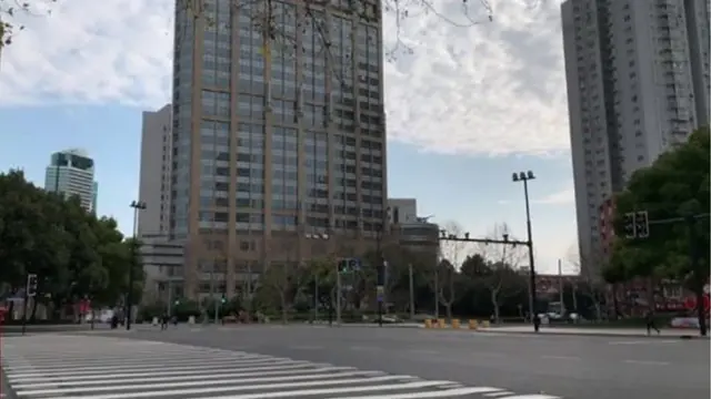 షాంఘైలో ఖాళీగా ఉన్న రోడ్లు