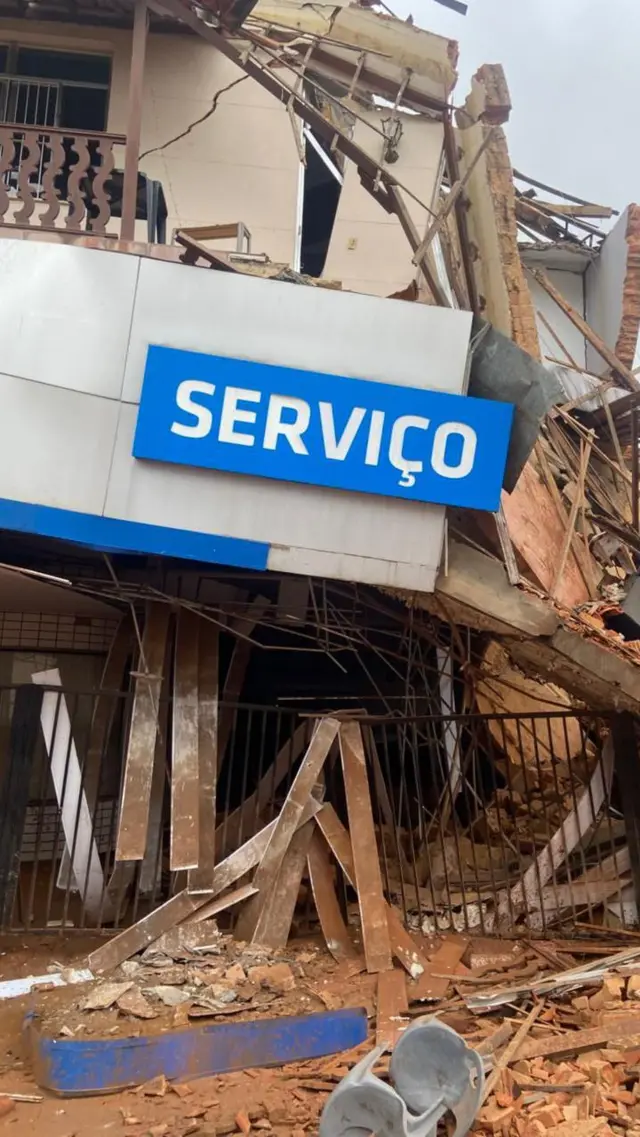 Destroços em Ubá devido à chuva