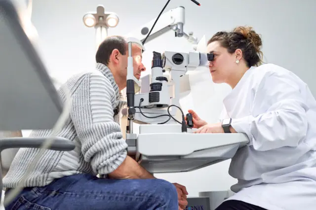 Un hombre siendo examinado por un oftalmólogo 