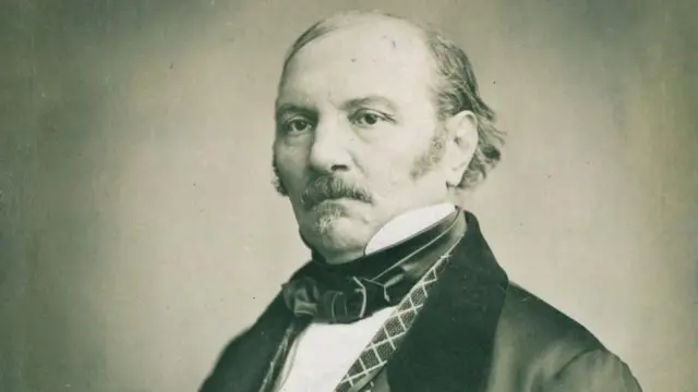 Retrato de Kardec, que aparece sério