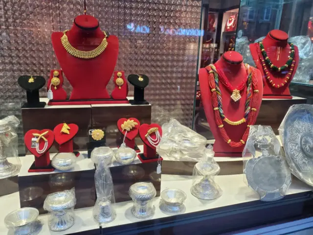 एउटा सुन पसलमा सजाइएका सुनचाँदीका गहना