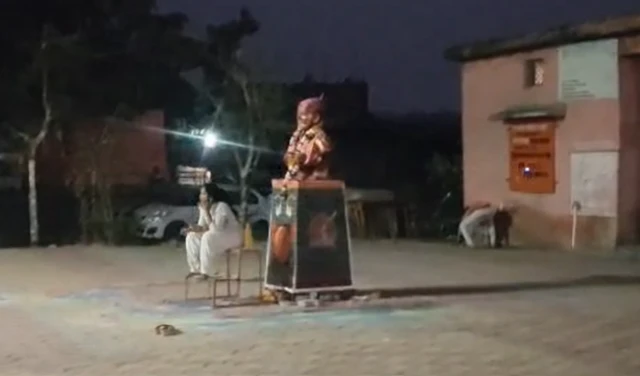 गेल्या काही दिवसांपासून महाराष्ट्रात रातोरात अनधिकृत पुतळे उभे करण्याचा सिलसिला सुरू आहे. 