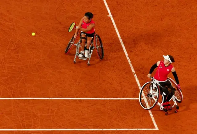 決勝でプレーする上地(左)と田中