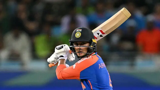 অভিষেক শর্মার দিকে তাকিয়ে ভারত