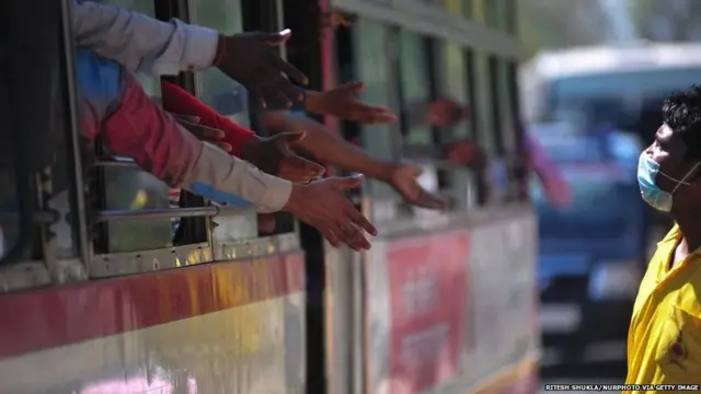 बस में सवार प्रवासी मज़दूर