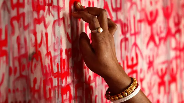 पूजा करती एक हिंदू महिला.