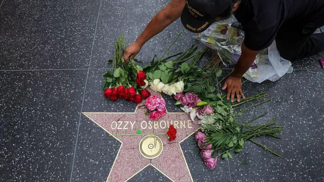 Цветы у звезды Оззи Осборна на Аллее славы в Голливуде