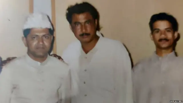 మధ్యలోనున్న వ్యక్తి షాజెబ్ తండ్రి నావెద్