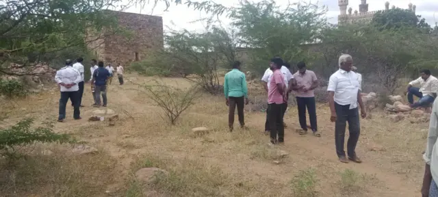 ఘటనాస్థలం వద్ద బాలిక బంధవులు