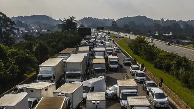 సావో పోలో చుట్టూ హైవేల మీద ట్రక్కులు నిలిపివేసిన దృశ్యం