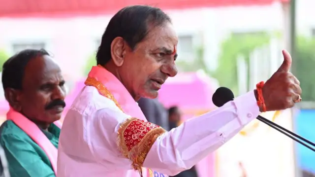 KCR केवळ 'फार्महाऊस सीएम' आहेत असेही आरोप होत आहेत.