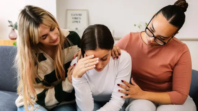 ਦੋ ਕੁੜੀਆਂ ਇੱਕ ਲੜਕੀ ਨੂੰ ਹੌਂਸਲਾ ਦੇ ਰਹੀਆਂ 