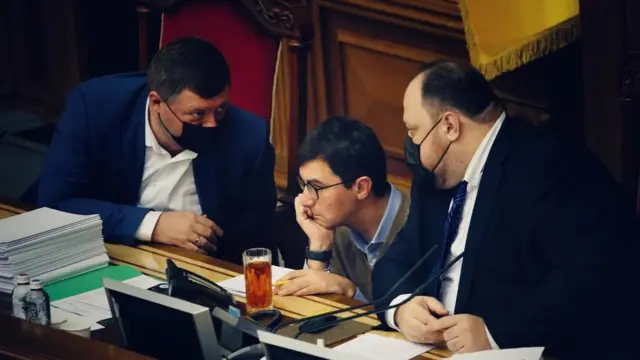 Перший віце-спікер Олександр Корнієнко, перший заступник голови "монобільшості" Андрій Мотовиловець та спікер Руслан Стефанчук