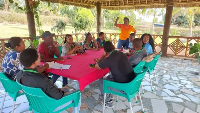 Makundi mbalimbali ya watu humtembelea kwa nia ya kujifunza kutoka kwake kuhusu ufugaji wa kuku kibiashara