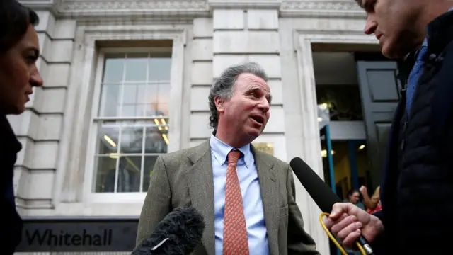 Oliver Letwin dá entrevista a dois jornalistas do ladobetnacional bonus de cadastrofora da sede do governo britânico