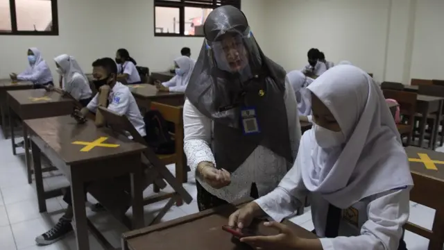 Siswa SMP Negeri 13 Solo mengikuti simulasi Pembelajaran Tatap Muka (PTM) dengan menerapkan protokol kesehatan COVID-19 di Solo, Jawa Tengah, Kamis (18/03).