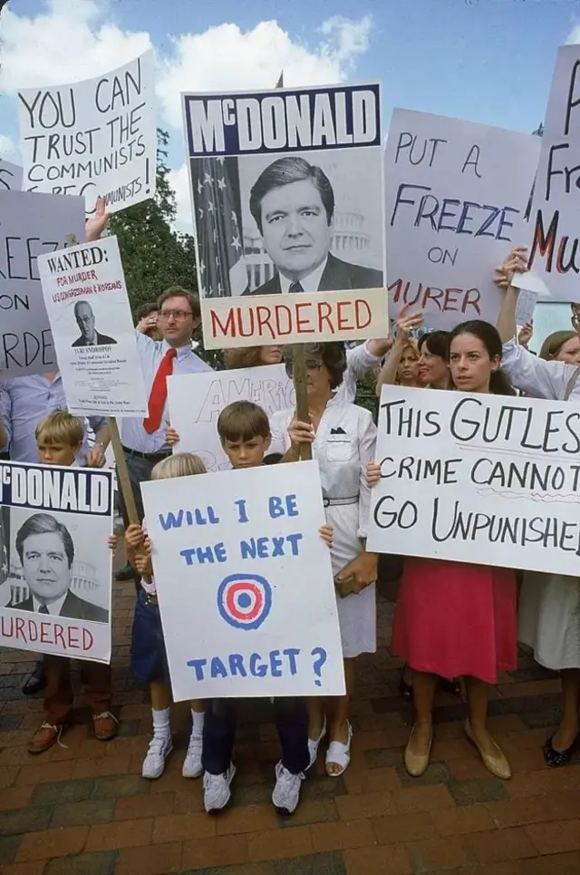 ਅਮਰੀਕੀ ਸੈਨੇਟਰ ਮੈਕਡਾਨਲਡ ਦੀ ਮੌਤ ਤੋਂ ਬਾਅਦ ਵਿਰੋਧ ਪ੍ਰਦਰਸ਼ਨ