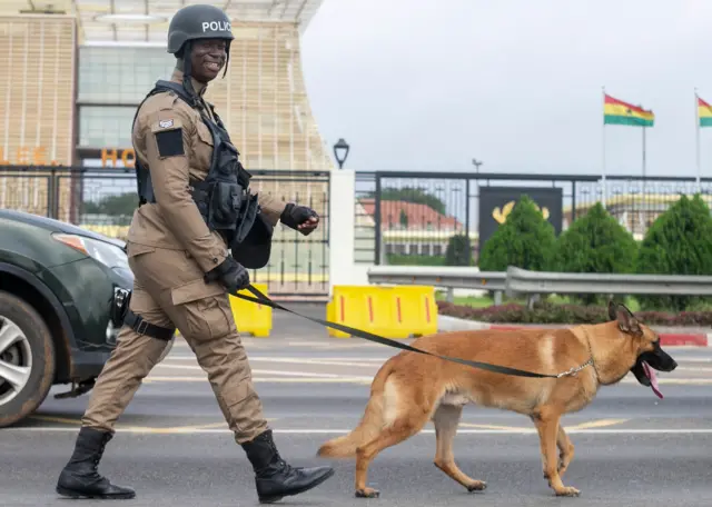 Washe gari an iske yadda wani jami'in tsaro ke rike da kare sun kewaye tittunan birnin Accra gabanin zabukan da ke tafe a watan Disamba
