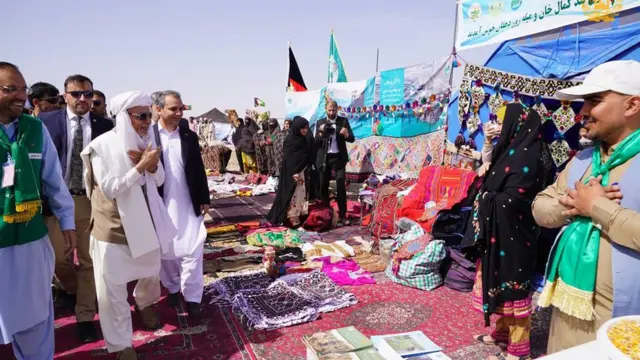 رئیس جمهور غنی از نمایشگاه زراعتی و مراسم فرهنگی بلوچ ها دیدن کرد.