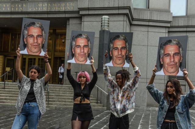 Protesta ante la audiencia de Nueva York donde se celebra el caso contra Epstein.