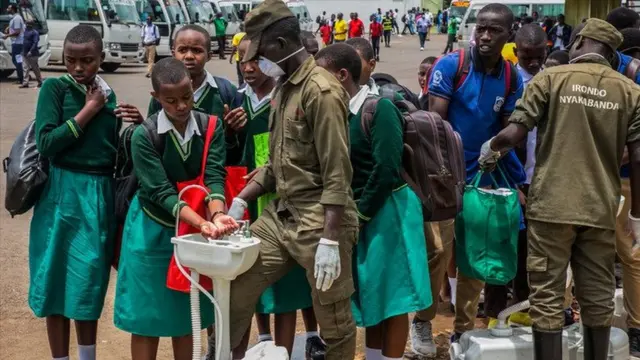 Au Rwanda, des lavabos sont installés dans les places publiques