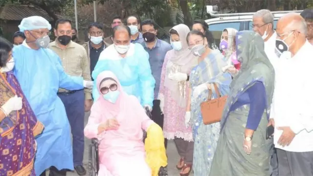গত ২৫শে মার্চ সরকারের নির্বাহী আদেশে মুক্তি পাওয়ার পর খালেদা জিয়া ঢাকার গুলশানের বাসায় ওঠেন।