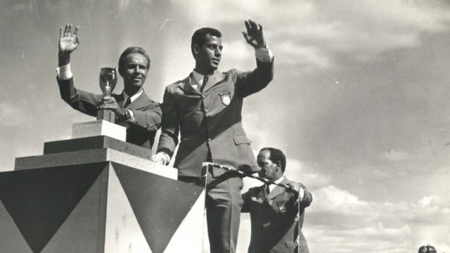 Zagallo e Carlos Alberto Torres desfilamsporting u19carro do Corposporting u19Bombeiros, com a Taça Jules Rimet