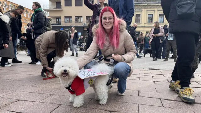 Emilija na protestu sa njenim psom