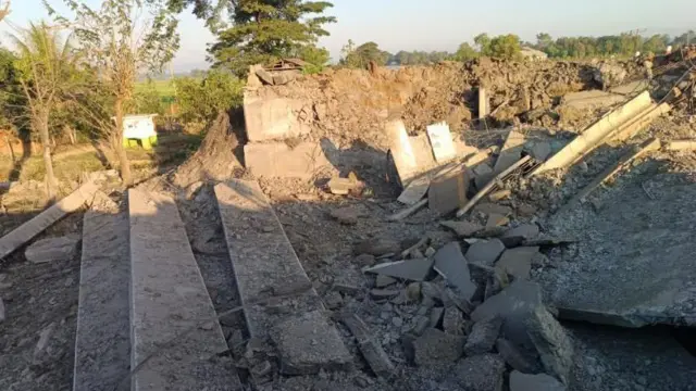  ရန်ကုန်-မန္တလေးကားလမ်း(လမ်းဟောင်း)ပေါ်က ကွင်းချောင်းတံတားပျက်စီးနေတဲ့မြင်ကွင်း