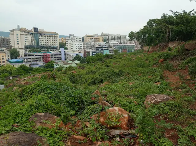 వైసీపీ ప్రభుత్వం అధికారంలోకి రాగానే 'రివర్స్ టెండరింగ్' పేరుతో లులుతో ఒప్పందాన్ని రద్దు చేసింది