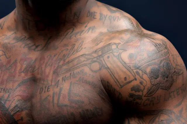 Un homme qui a des tatouages sur son corps