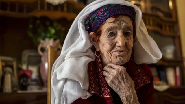 الوشم يزين وجه ويد امرأة أمازيغية في المغرب