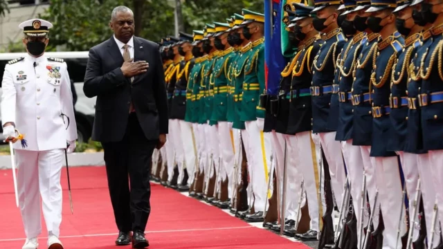 ဖိလစ်ပိုင်နိုင်ငံမှာ ရောက်ရှိနေတဲ့ အမေရိကန် ကာကွယ်ရေးဝန်ကြီး လွိုက်ဒ် အော်စတင် 