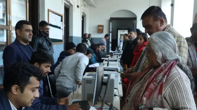 निर्वाचन आयोगमा समानुपातिक उम्मेदवारको बन्द सूची बुझाउन पुगेका विभिन्न पार्टीका प्रतिनिधिहरू