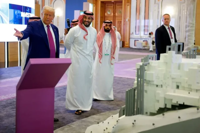 دونالد ترامپ و محمد بن سلمان در برابر ماکتی ایستاد‌ه‌اند و صحبت می‌کنند