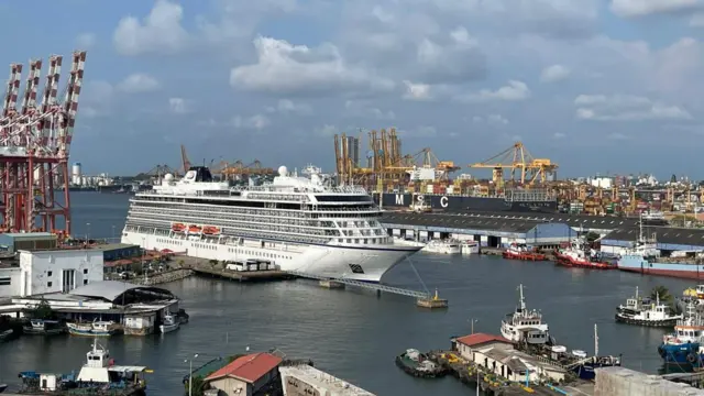 ජාත්‍යන්තර මූල්‍ය අරමුදලේ (IMF) විස්තීරණ ණය පහසුකම (EFF) යටතේ තුන්වන ණය වාරිකය අනුමත කිරීමට පෙර එම අරමුදලේ විධායක මණ්ඩලය විසින් පැවැත් වූ සමාලෝචනය අවසන් කර ශ්‍රී ලංකාවට, තුන්වන ණය වාරිකය ලෙස ඇමෙරිකානු ඩොලර් මිලියන 336ක් වෙත ක්ෂණික ප්‍රවේශය ලබා දීමට ජාත්‍යන්තර මූල්‍ය රමුදල විසින් මේ වන විට අනුමැතිය ලබා දී තිබේ.