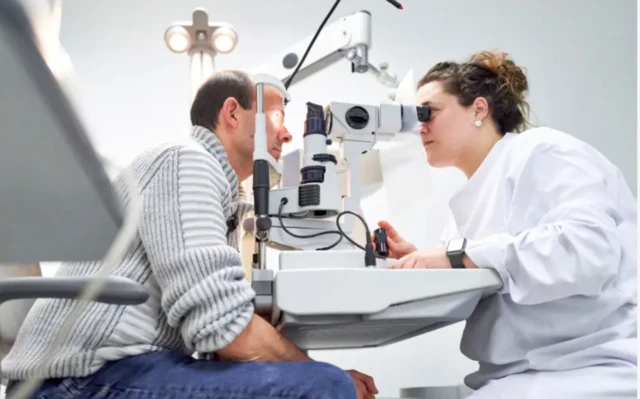 Yetişkinlerde iki senede bir oftalmolog görülmesi tavsiye ediliyor