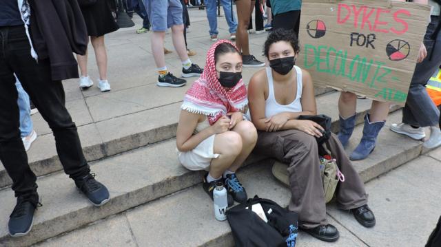 Участницы пропалестинского протеста с плакатом "Лесбиянки за деколонизацию"
