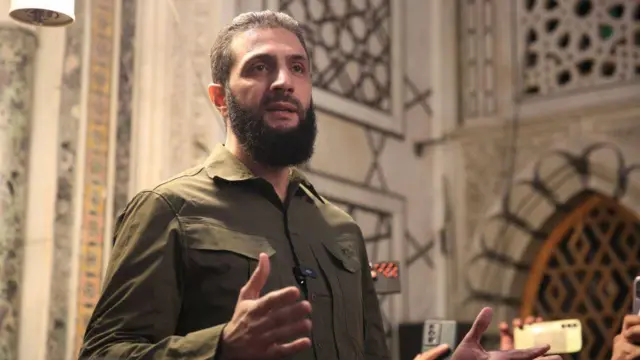 Pemimpin kelompok Hayat Tahrir al-Sham (HTS) Abu Mohammed al-Jolani, menyampaikan pidato di hadapan khalayak di Masjid Umayyah, Damaskus pada 8 Desember 2024.