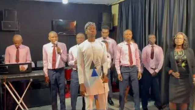 Lateef Adedimeji se bi afọju lati bawọn akẹkọọ to ni ipenija oju kọrin