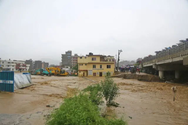 कलङ्कीस्थित महानगरीय प्रहरी प्रभाग समेत बाढीले जलमग्न भएको छ।