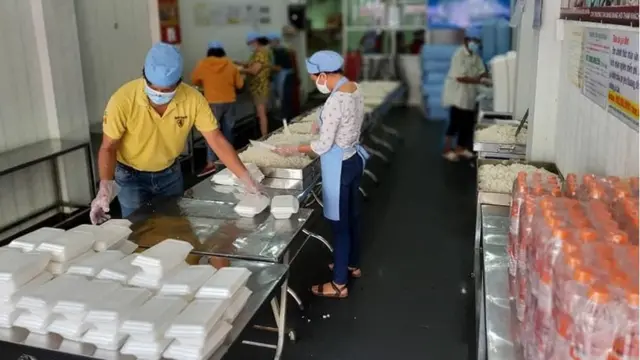 Tuy là cơm trưa nhưng từ 8 giờ sáng các tình nguyện viên đã chuẩn bị xong các suất ăn để phân phát.