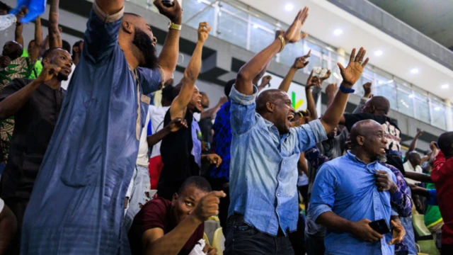 Football fans dey celebrate